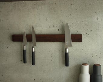 Handgjord magnetisk knivhållare i valnöt, väggmonterad display: Modern minimalistisk köksförvaring - 50 cm
