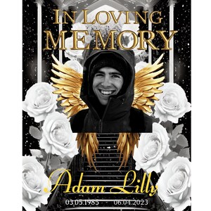 K&ouml;nnte beinhalten: Ein schwarzwei&szlig;es Gedenkblatt mit einem Foto eines l&auml;chelnden Mannes. Das Bild zeigt goldene Engelsfl&uuml;gel und wei&szlig;e Rosen. Der Text "In Loving Memory" befindet sich oben auf dem Bild. Der Text "Adam Lilly" befindet sich unten auf dem Bild mit den Daten "03.05.1985" und "06.04.2023".