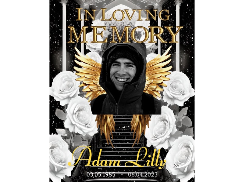 K&ouml;nnte beinhalten: Ein schwarzwei&szlig;es Gedenkblatt mit einem Foto eines l&auml;chelnden Mannes. Das Bild zeigt goldene Engelsfl&uuml;gel und wei&szlig;e Rosen. Der Text "In Loving Memory" befindet sich oben auf dem Bild. Der Text "Adam Lilly" befindet sich unten auf dem Bild mit den Daten "03.05.1985" und "06.04.2023".