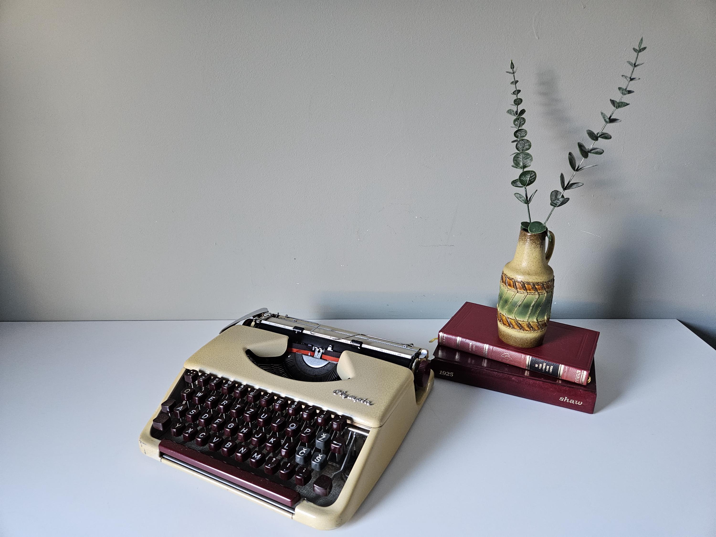 ヴィンテージ オリンピア ポータブル タイプライター：ケース付き