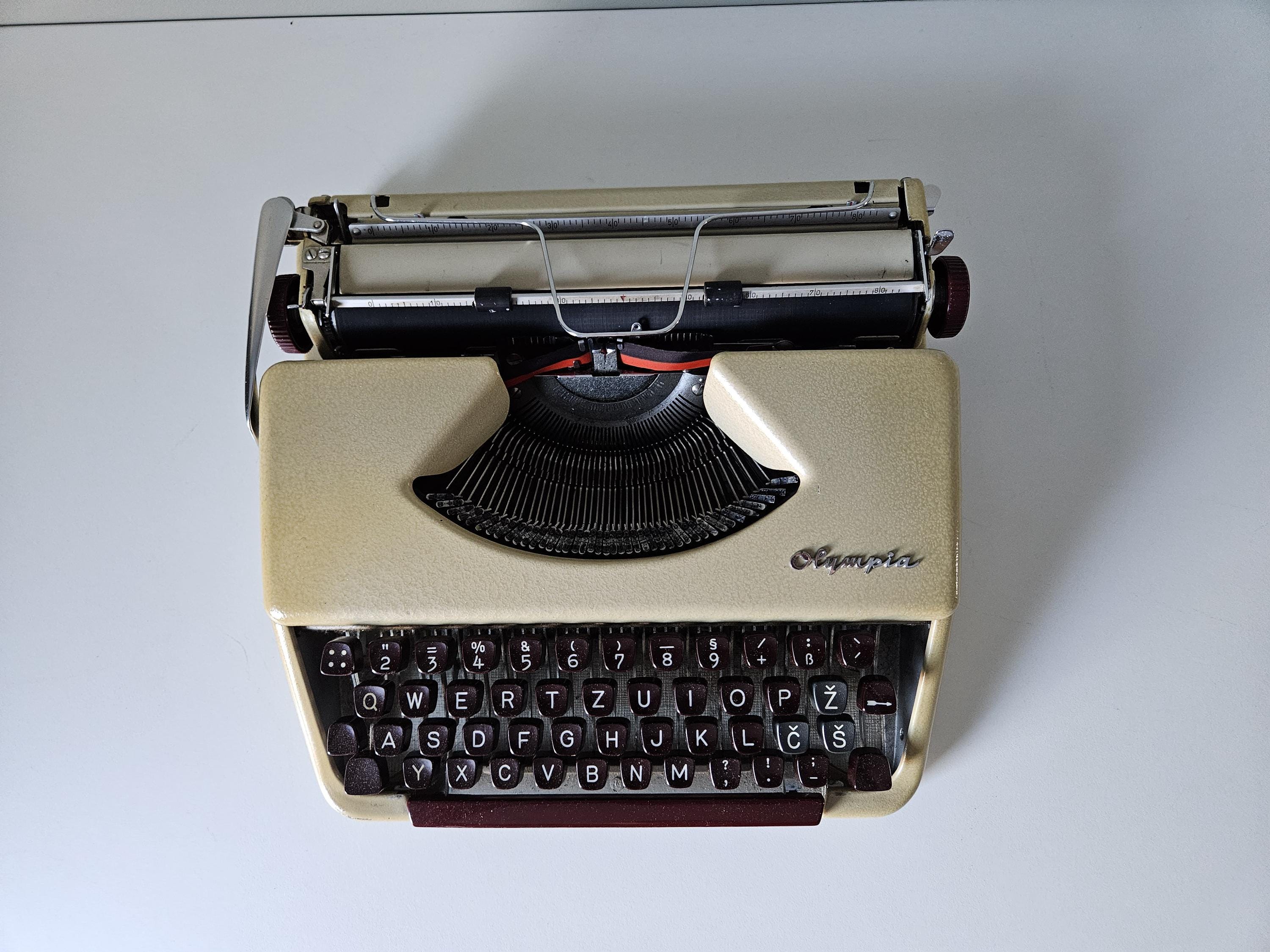 ヴィンテージ オリンピア ポータブル タイプライター：ケース付き