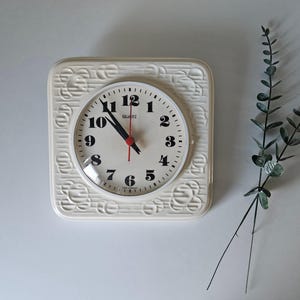 Vintage witte kwartswandklok gemaakt in Duitsland, klok uit het midden van de eeuw, keramische wandklok uit de jaren 70, retroklok, decor retro huis, vintage decor