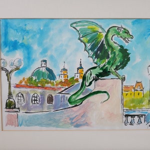 Puede incluir: Una pintura de acuarela de un drag&oacute;n verde posado en un edificio con una ciudad en el fondo. El drag&oacute;n tiene alas y una cola larga. La ciudad incluye varios edificios con c&uacute;pulas y torres. El cielo es azul con nubes blancas.
