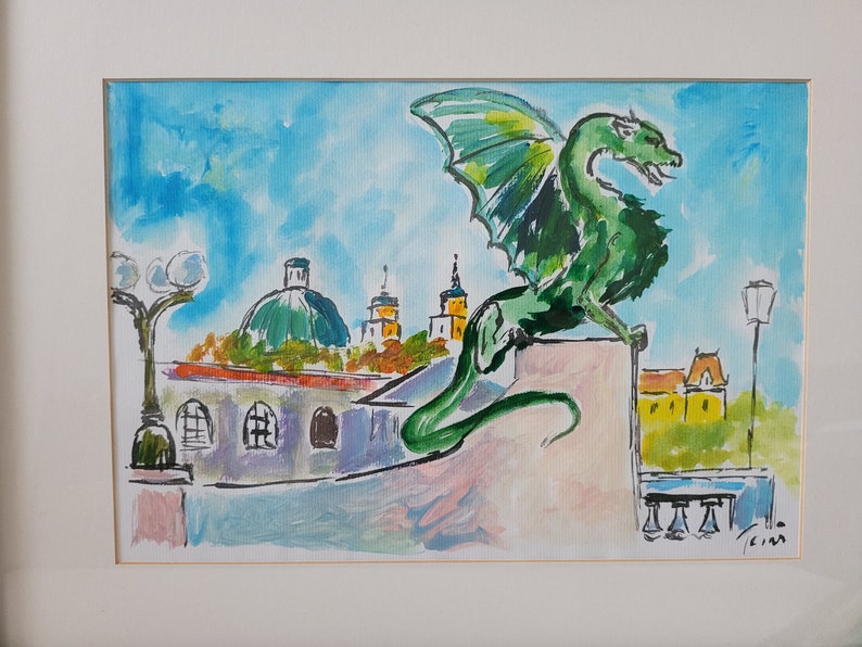 Puede incluir: Una pintura de acuarela de un drag&oacute;n verde posado en un edificio con una ciudad en el fondo. El drag&oacute;n tiene alas y una cola larga. La ciudad incluye varios edificios con c&uacute;pulas y torres. El cielo es azul con nubes blancas.