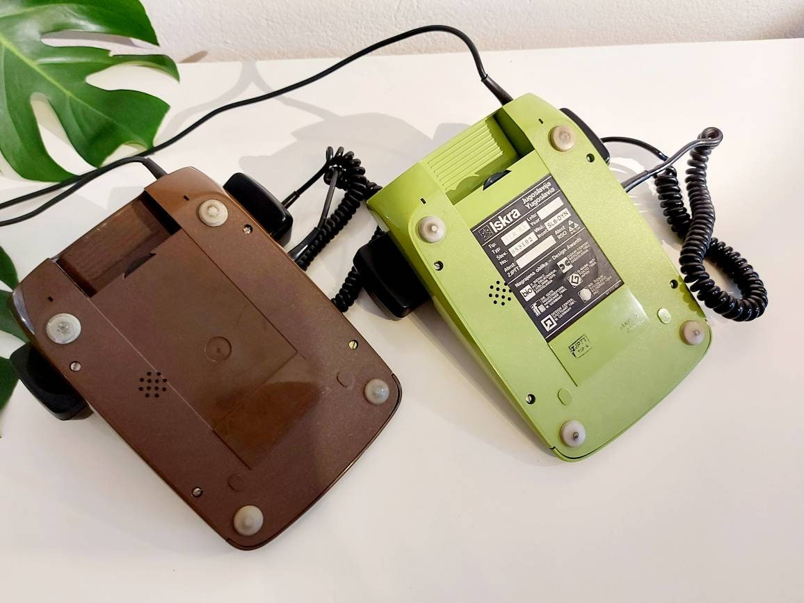 ヴィンテージのイスクラETA 82電話機：ブラウンのロータリー式プッシュ