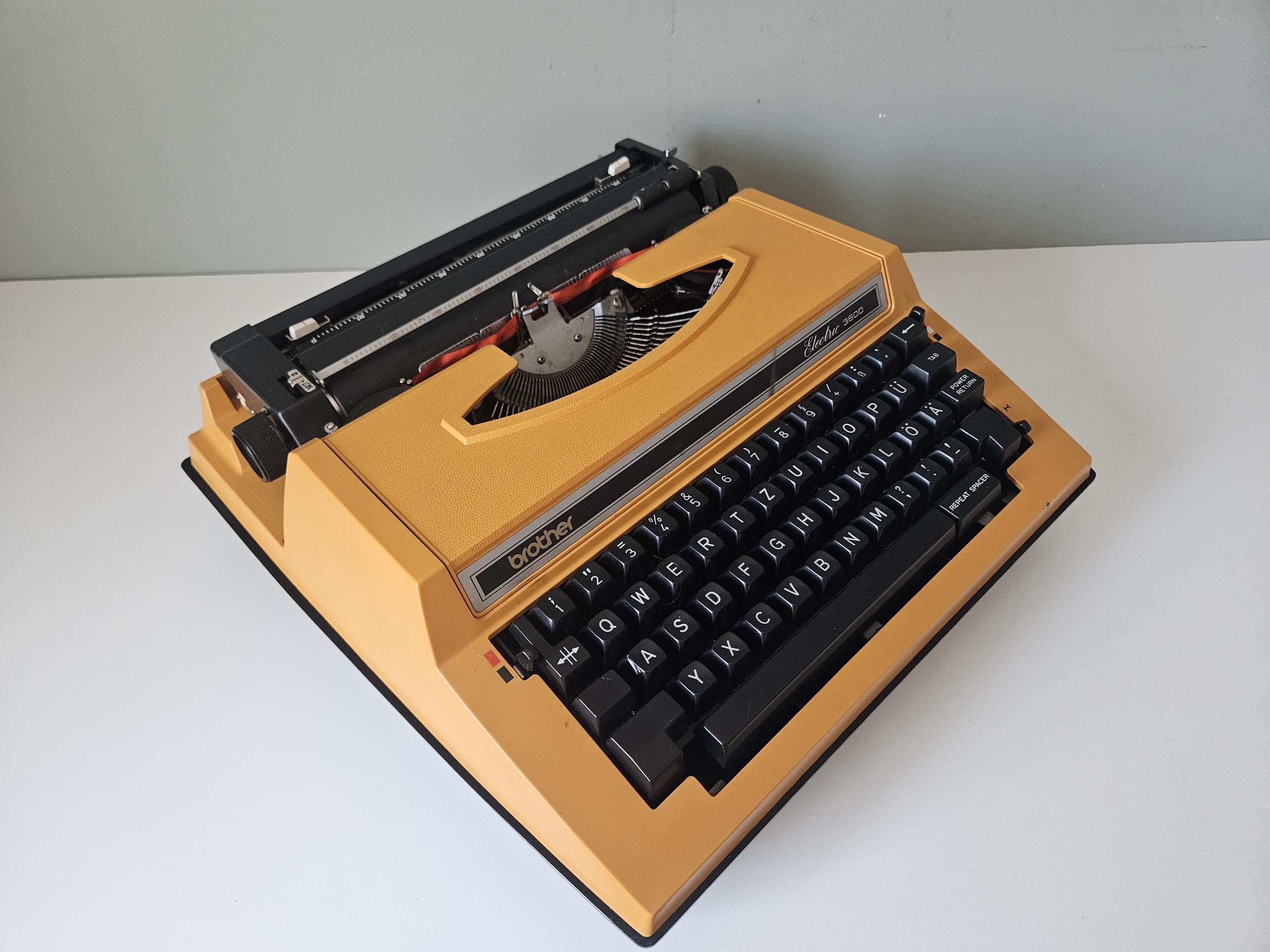 美品ブラザーポータブルタイプライター ポータブル英文タイプライター1970年代のブラザー製です