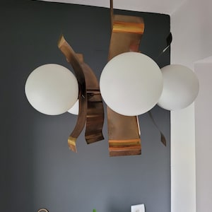 Lichtpunt halverwege de eeuw, Spoetniklamp, molecuullamp, kroonluchter glazen bol, koperen hanglamp, lampenplafondlamp, ruimtetijdperklicht