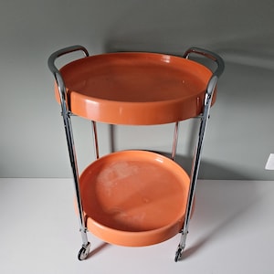 ヴィンテージ トロリー バー、オレンジ トロリー、サイド テーブル バー、プラスチック トロリー、レトロ トロリー、70 年代、サービング バー カート、宇宙時代の装飾