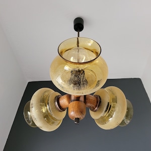 Moderne plafondlamp uit het midden van de eeuw, amberkleurige kroonluchter met glazen bol, hanglamp, koper en hout, Joegoslavië, jaren 70, vintage licht, MCM