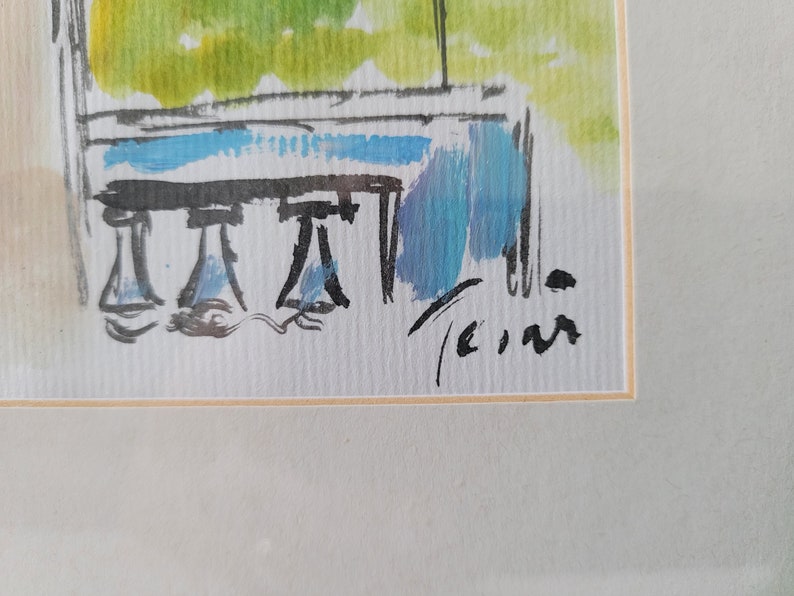 Puede incluir: Una pintura de acuarela de un edificio con un techo azul y tres ventanas. La pintura est&aacute; firmada "Teim" en la esquina inferior derecha.