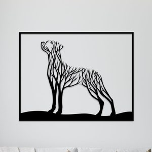 Puede incluir: Silueta en blanco y negro de un perro con un diseño de árbol en su interior. El perro está de pie sobre un fondo negro y está enmarcado en un rectángulo negro.