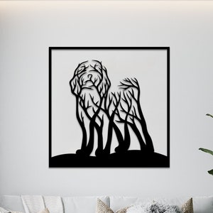 Könnte beinhalten: Schwarze Silhouette eines Hundes, der aus Bäumen besteht. Die Silhouette ist in einem Quadrat gerahmt und wird an einer weißen Wand über einem weißen Sofa angezeigt.