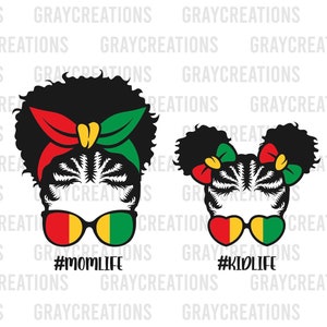 Puede incluir: Un diseño digital que presenta dos siluetas negras de mujeres con peinados afro. La mujer de la izquierda lleva una diadema roja y verde y gafas de sol con los colores de la bandera de Guinea. La mujer de la derecha tiene dos moños con lazos rojos y verdes y gafas de sol con los colores de la bandera de Guinea. El texto "#momlife" está debajo de la mujer de la izquierda y "#kidlife" está debajo de la mujer de la derecha.