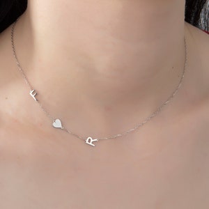 Collares de letras iniciales laterales, collares de letras, regalo de collar especial para ella, collar de carta espaciada, regalo para la madre, regalo para las mujeres