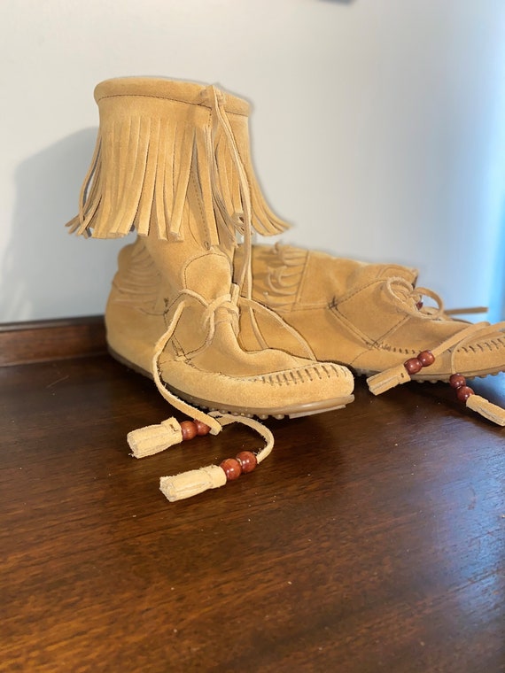 Minnetonka Boots Size 8