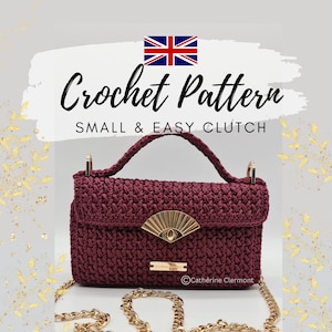 Könnte beinhalten: Eine bordeauxfarbene Häkeltasche mit goldenem Verschluss und Kettenriemen. Der Text "Crochet Pattern" und "SMALL & EASY CLUTCH" sind über der Tasche abgebildet, mit einer britischen Flagge.