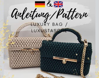 Puede incluir: Dos bolsos de mano de crochet, uno beige y otro verde oscuro, con cadenas doradas y un cierre dorado. El texto "Anleitung/Pattern LUXURY BAG/ LUXUSTASCHE" se muestra sobre los bolsos.