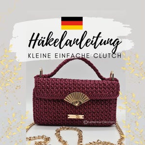 Peut inclure: Une pochette en crochet bordeaux avec une chaîne dorée et un fermoir doré. Le sac a une poignée et un motif texturé. Le texte "Häkelanleitung" et "KLEINE EINFACHE CLUTCH" sont visibles.