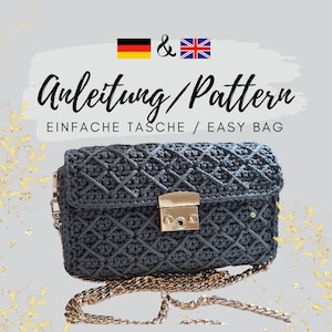 Op de afbeelding: Haakpatroon voor een tas in het Duits en Engels. Het patroon bevat instructies voor het maken van een eenvoudige, gemakkelijke tas. De tas is grijs met een ruitpatroon en een gouden sluiting. De tas heeft een gouden kettingriem.