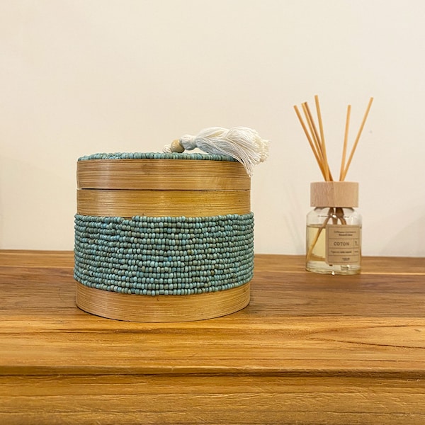 Boîte cylindrique bambou & perles bleues