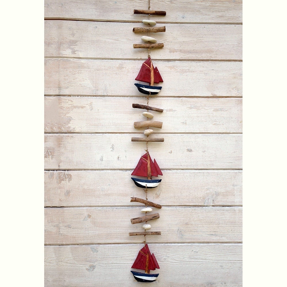 Suspension de Bateaux Colorés en Bois