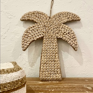 Wanddecoratie in de vorm van een palmboom, 30 cm, met kauri schelpen.