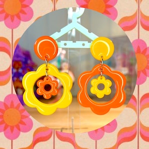 CASSIE - Vintage style flower earrings from the 60s and 70s, retro women's fashion. Retro earrings. Women's dangling earrings.