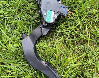 This is an accelerator pedal for Audi A4 B6 and B7 models. The part number is 8E1 721 523 C.