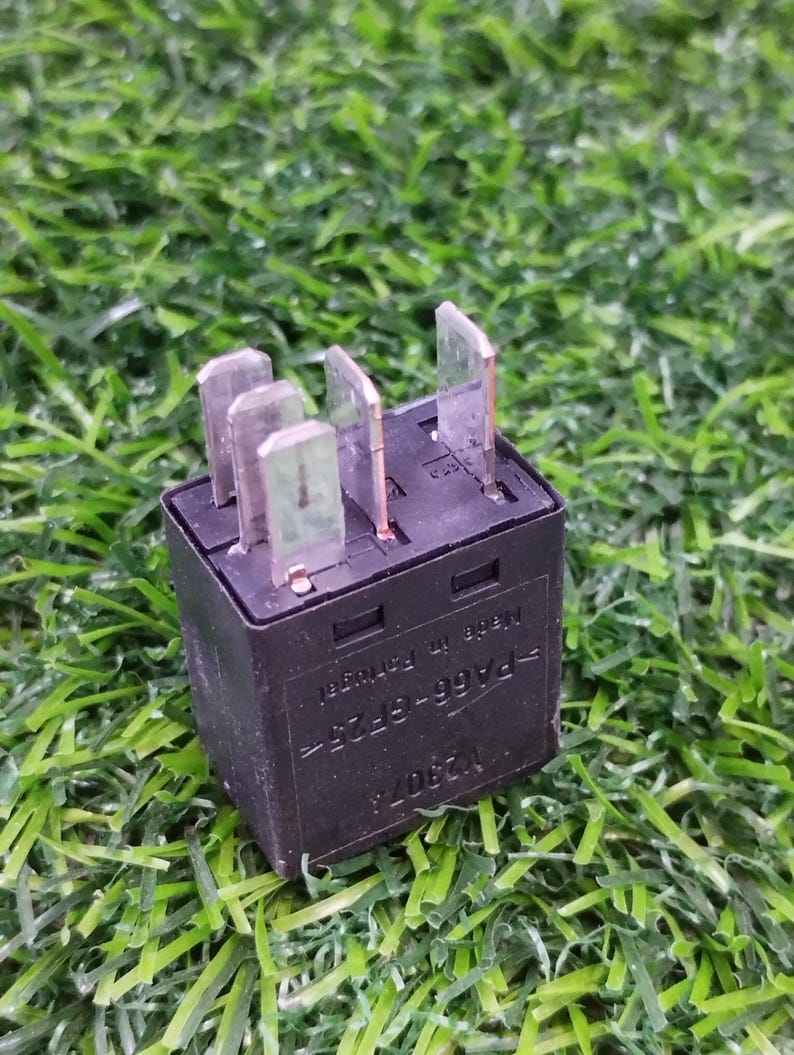 Genuine Volvo Black Relay 9441160 – 5-Pin 12V, Multi-Use For S80 S60 V70 S40 SX90