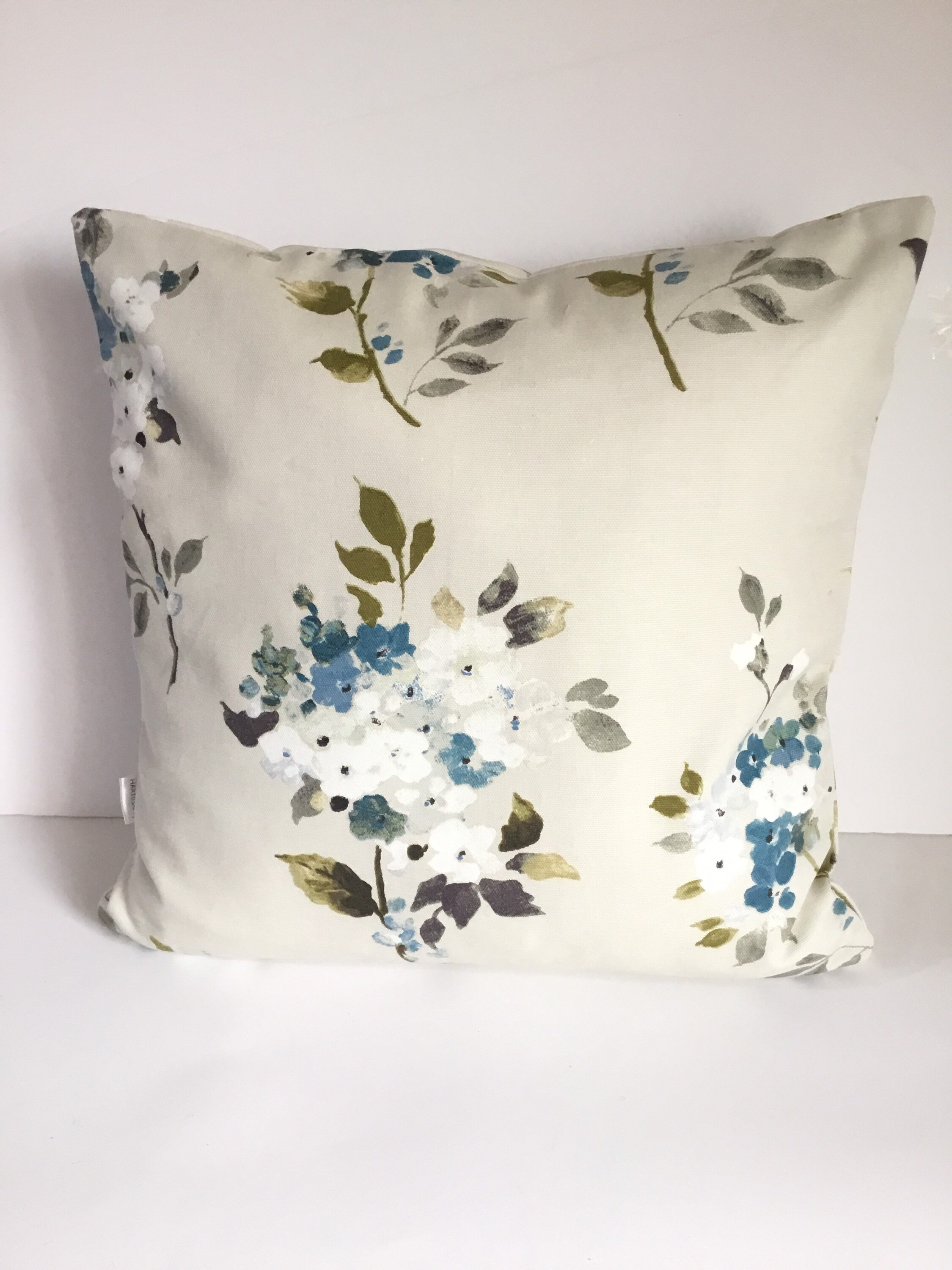 Pretty Floral Cushion Cover // Housse de Coussin Spring Fabric