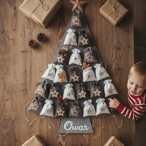 Peut inclure: Un calendrier de l'Avent artisanal en forme d'arbre, avec de petits sacs numérotés et des étoiles. Le calendrier est posé sur une surface en bois, entouré de cadeaux emballés et de pommes de pin. Un enfant interagit avec le calendrier.