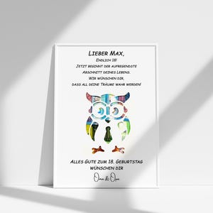 Może przedstawiać: Biały wydruk w ramie z kolorową ilustracją sowy i tekstem "Lieber Max, Endlich 18! Jetzt beginnt der aufregendste Abschnitt deines Lebens. Wir w&uuml;nschen dir, dass all deine Tr&auml;ume wahr werden! Alles Gute zum 18. Geburtstag w&uuml;nschen dir Oma & Opa"
