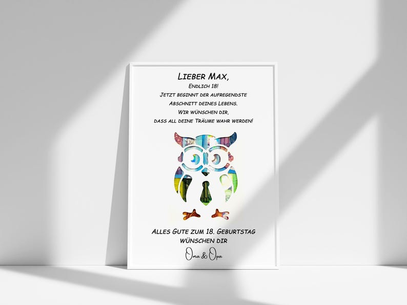 Może przedstawiać: Biały wydruk w ramie z kolorową ilustracją sowy i tekstem "Lieber Max, Endlich 18! Jetzt beginnt der aufregendste Abschnitt deines Lebens. Wir w&uuml;nschen dir, dass all deine Tr&auml;ume wahr werden! Alles Gute zum 18. Geburtstag w&uuml;nschen dir Oma & Opa"