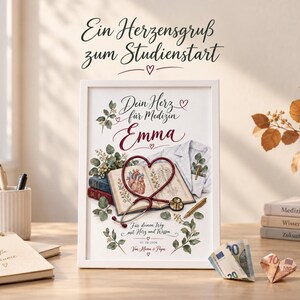 Könnte beinhalten: Ein weiß gerahmter Druck mit dem Text "Dein Herz für Medizin" und dem Namen "Emma" in Schreibschrift. Die Illustration zeigt ein aufgeschlagenes medizinisches Lehrbuch mit einem anatomischen Herzen, einem herzförmigen Stethoskop und grünem Blattwerk.