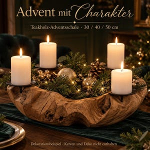 Könnte beinhalten: Eine Adventsschale aus natürlichem Teakholz mit vier schwarzen Metallkerzenhaltern und brennenden weißen Stumpenkerzen. Die Schale ist mit Tannenzweigen, goldenen Ornamenten und Tannenzapfen gefüllt. Text: Advent mit Charakter, Teakholz-Adventsschale, 30 / 40 / 50 cm.