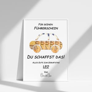 Może przedstawiać: Biała kartka z czarną ramką i tekstem "F&Uuml;R DEINEN F&Uuml;HRERSCHEIN DU SCHAFFST DAS! ALLES GUTE ZUM GEBURTSTAG LEO Von Oma & Opa". Na kartce znajduje się samoch&oacute;d wykonany z banknot&oacute;w euro.