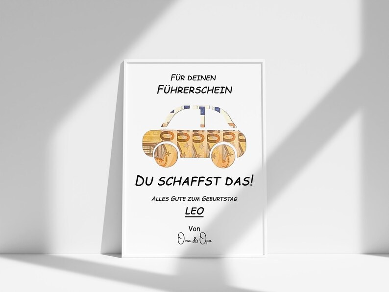 Może przedstawiać: Biała kartka z czarną ramką i tekstem "F&Uuml;R DEINEN F&Uuml;HRERSCHEIN DU SCHAFFST DAS! ALLES GUTE ZUM GEBURTSTAG LEO Von Oma & Opa". Na kartce znajduje się samoch&oacute;d wykonany z banknot&oacute;w euro.