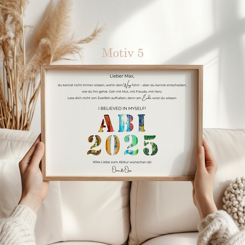Handgefertigtes Abitur-Geschenk mit individueller Widmung.
Geldgeschenk zur bestandenen Prüfung – Bilderrahmen mit Namen & Datum.