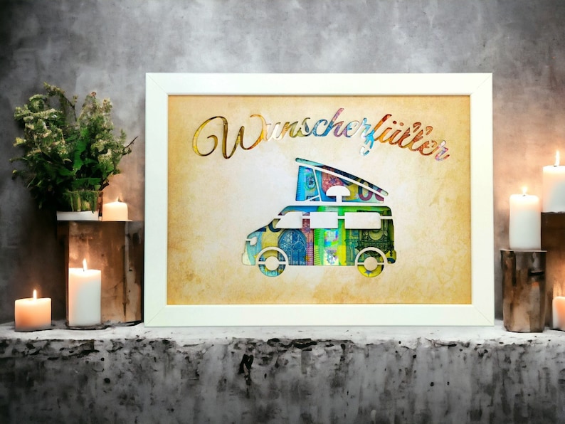Puede incluir: Una impresi&oacute;n enmarcada en blanco con una inscripci&oacute;n dorada que dice "Wanders&uuml;chtig" y una ilustraci&oacute;n colorida de una autocaravana hecha de papel moneda.