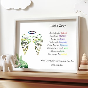 Puede incluir: Una impresi&oacute;n enmarcada con un dise&ntilde;o de alas de &aacute;ngel de colores y un mensaje en alem&aacute;n que dice "Liebe Zoey" e incluye una lista de lecciones de vida. El texto dice "Genie&szlig;e das Leben, Spiele im Matsch, Tanze im Regen, Finde tolle Freunde, Folge Deinen Tr&auml;umen, Blicke stets nach vorn, Glaube an Dich, Sei immer Du selbst. Alles Liebe zur Taufe w&uuml;nschen Dir Oma und Opa."