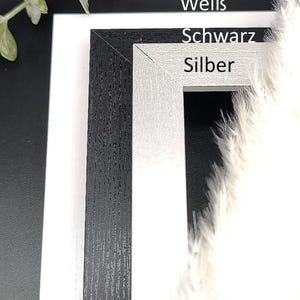 Personalisiertes Hochzeitsgeschenk im hochwertigen DIN A4 Bilderrahmen mit Plexiglas – kreatives Geldgeschenk zur Hochzeit mit Namen des Brautpaares, Hochzeitsdatum und Wunschtext. Perfekt als Erinnerungsgeschenk oder Dekoration für die Hochzeitsfeier. Individuell gestalteter Bilderrahmen als kreative Geschenkidee zur Hochzeit. Ideal für Brautpaar, Freunde oder Familie. DIY Geldgeschenk Hochzeit – personalisiert, einzigartig und handgefertigt.
