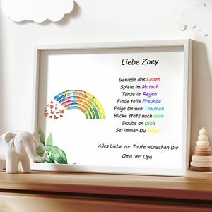 Puede incluir: Una impresi&oacute;n enmarcada con un arco&iacute;ris y mariposas, y un poema en alem&aacute;n que dice "Liebe Zoey" e incluye el texto "Genie&szlig;e das Leben, Spiele im Matsch, Tanze im Regen, Finde tolle Freunde, Folge Deinen Tr&auml;umen, Blicke stets nach vorn, Glaube an Dich, Sei immer Du selbst, Alles Liebe zur Taufe w&uuml;nschen Dir Oma und Opa".