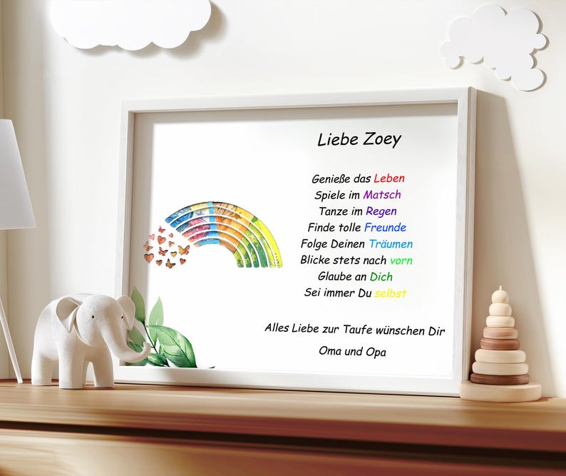 Puede incluir: Una impresi&oacute;n enmarcada con un arco&iacute;ris y mariposas, y un poema en alem&aacute;n que dice "Liebe Zoey" e incluye el texto "Genie&szlig;e das Leben, Spiele im Matsch, Tanze im Regen, Finde tolle Freunde, Folge Deinen Tr&auml;umen, Blicke stets nach vorn, Glaube an Dich, Sei immer Du selbst, Alles Liebe zur Taufe w&uuml;nschen Dir Oma und Opa".