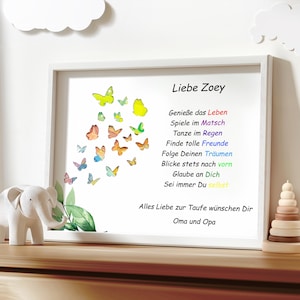 Puede incluir: Una impresi&oacute;n enmarcada con un dise&ntilde;o de mariposa de acuarela y un mensaje para una ni&ntilde;a llamada Zoey. El mensaje dice "Liebe Zoey" e incluye una lista de lecciones de vida, como "Genie&szlig;e das Leben" y "Sei immer Du selbst". La impresi&oacute;n es sobre fondo blanco y tiene un marco de madera claro. La impresi&oacute;n est&aacute; sobre un estante de madera con una figurita de elefante blanco y un juguete de apilar de madera.