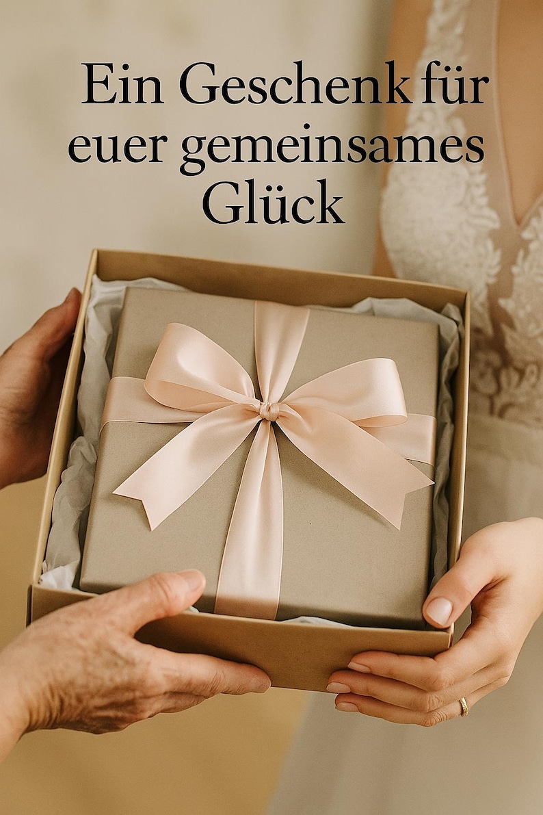 Peut inclure: Une bo&icirc;te cadeau avec un couvercle marron clair et un ruban de satin rose p&acirc;le nou&eacute; en n&oelig;ud. La bo&icirc;te est tenue par deux personnes. Le texte sur l'image dit "Ein Geschenk f&uuml;r euer gemeinsames Gl&uuml;ck".