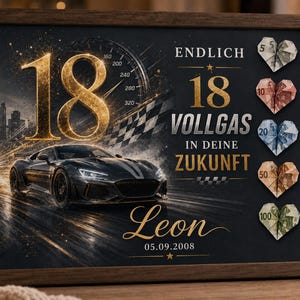 Puede incluir: Un cuadro con una imagen de un coche deportivo negro, un número 18 grande en dorado y un velocímetro. El texto dice ENDLICH 18 VOLLGAS IN DEINE ZUKUNFT, Leon y 05.09.2008. A la derecha hay cinco billetes doblados en forma de corazón.