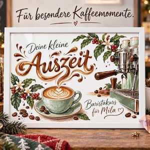 Puede incluir: Un marco blanco con una lámina que incluye el texto en alemán 'Für besondere Kaffeemomente.', 'Deine kleine Auszeit' y 'Baristakurs für Mila'. La ilustración muestra una taza con arte latte, granos de café, ramas de cafeto y una cafetera.