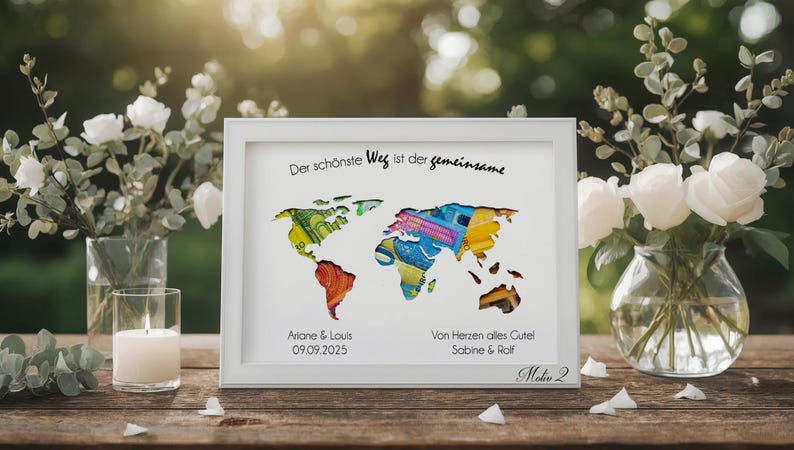 Individuelles Hochzeitsgeschenk – Weltkarte aus echten Geldscheinen, personalisierbar mit Text. Liebevoll im weißen Rahmen gestaltet für das Brautpaar.
