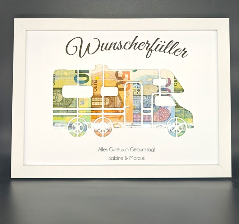 K&ouml;nnte beinhalten: Wei&szlig;er Rahmen mit einem Ausschnitt eines Wohnmobils, das mit Euro-Scheinen gef&uuml;llt ist. Der Text "Wunscherf&uuml;ller" befindet sich oben im Rahmen. Der Text "Alles Gute zum Geburtstag Sabine & Marcus" befindet sich unten im Rahmen.