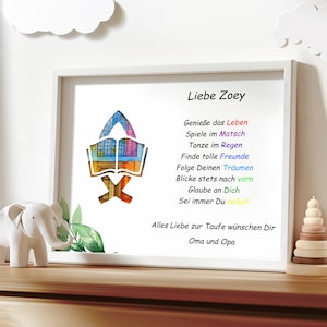 Puede incluir: Una impresi&oacute;n enmarcada en blanco con una ilustraci&oacute;n colorida de un libro abierto. El texto dice "Liebe Zoey" e incluye un poema sobre disfrutar la vida, seguir los sue&ntilde;os y creer en ti mismo. La impresi&oacute;n est&aacute; firmada "Alles Liebe zur Taufe w&uuml;nschen Dir Oma und Opa".
